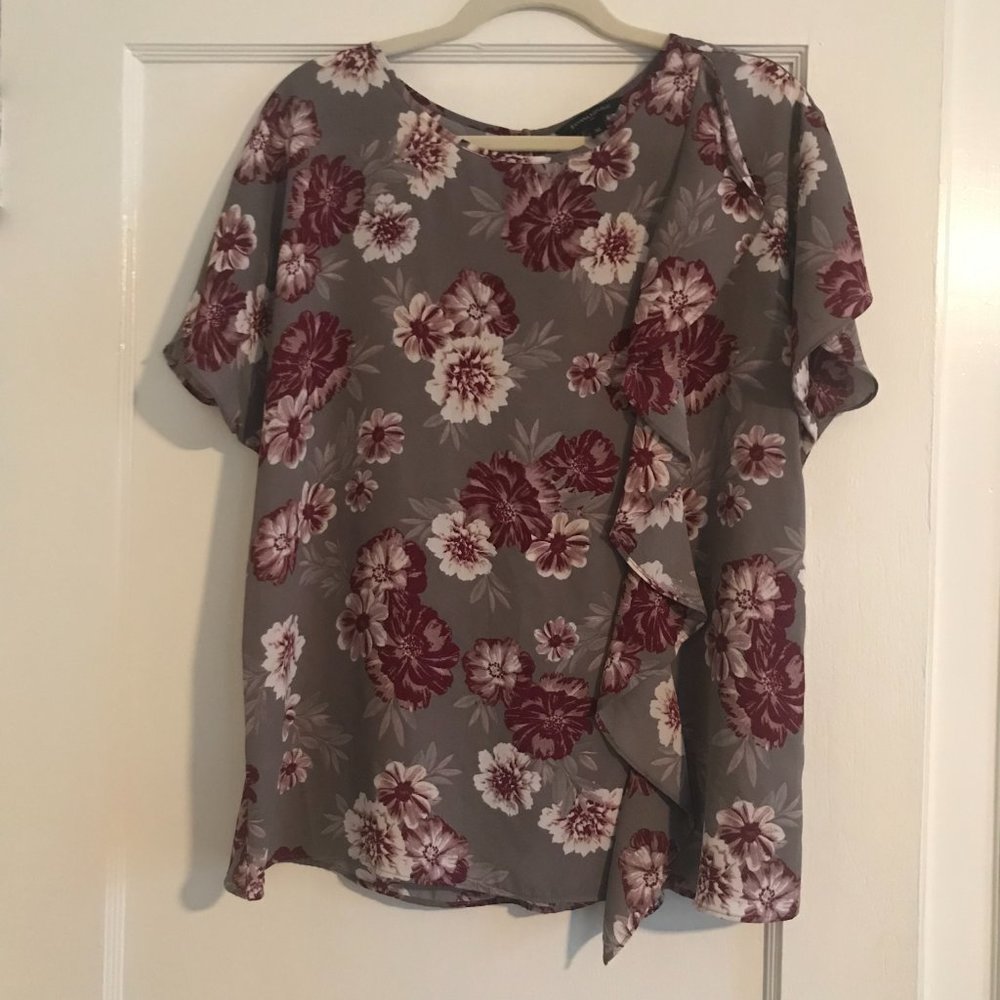 Banana Republic Short Sleeve Gray Floral Blouse with Ruffle - Size XL